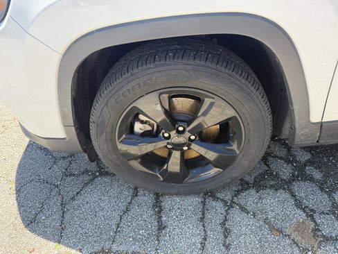 Used 2019 Jeep Cherokee Latitude Plus FWD image 12