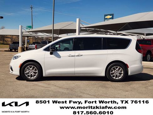Used 2025 Chrysler Pacifica Select FWD image 4