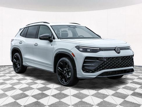 New 2025 Volkswagen Tiguan SE R-Line image 13