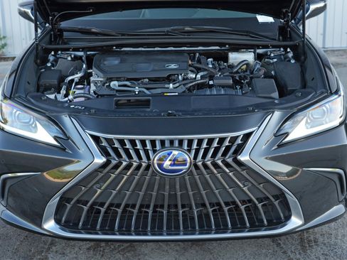 Used 2022 Lexus ES 300h w/ Premium Package image 7