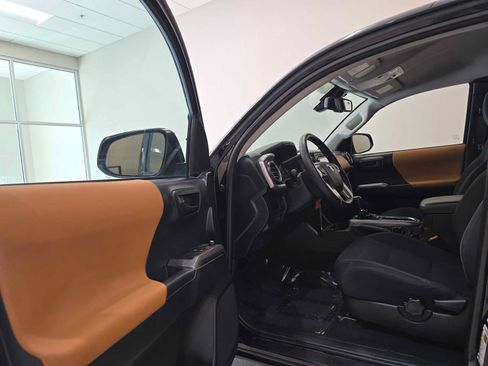 Used 2018 Toyota Tacoma SR5 AWD/4WD image 22