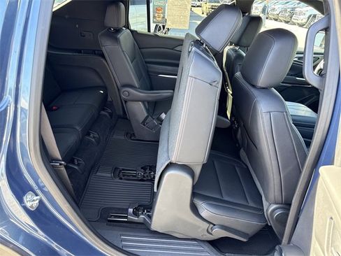 Used 2025 Chevrolet Traverse LT image 32