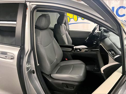 Certified 2024 Toyota Sienna XLE image 11