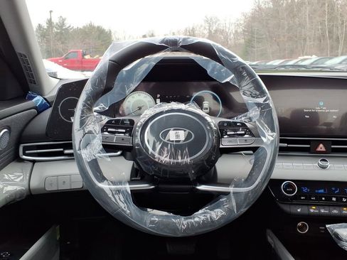 New 2025 Hyundai Elantra Limited image 12