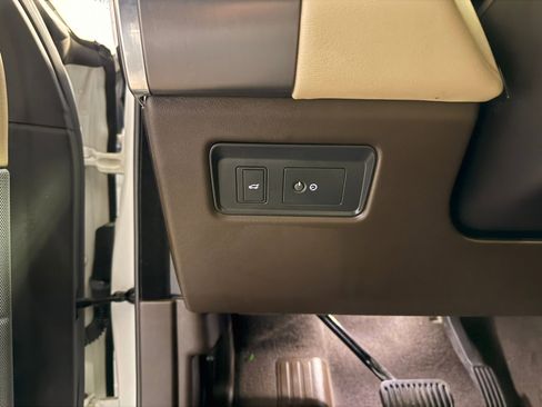 Used 2020 Land Rover Range Rover Sport SE image 31