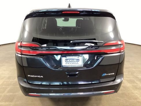 Used 2023 Chrysler Pacifica Touring-L FWD image 6