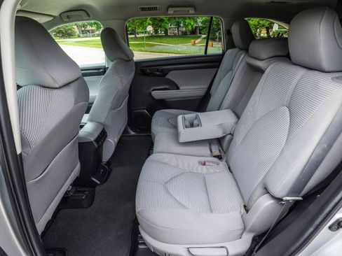 Used 2022 Toyota Highlander LE AWD/4WD image 37