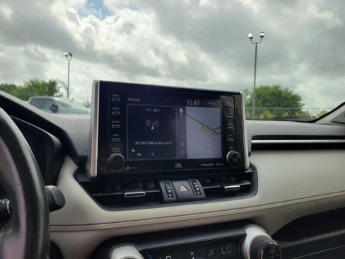 Used 2020 Toyota RAV4 Limited image 19