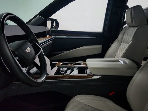 Used 2025 Cadillac Escalade Sport Platinum w/ LPO, Floor Liner Package AWD/4WD image 17