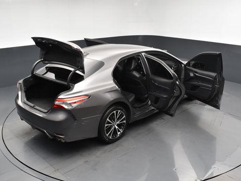 Used 2020 Toyota Camry SE w/ Carpet Mat Package image 28