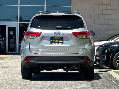 Used 2018 Toyota Highlander SE FWD image 5