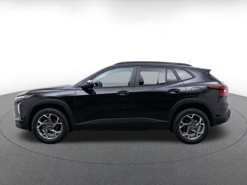 Used 2025 Chevrolet Trax LT w/ LT Convenience Package FWD image 4