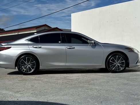 Used 2024 Lexus ES 300h w/ Premium Package image 2