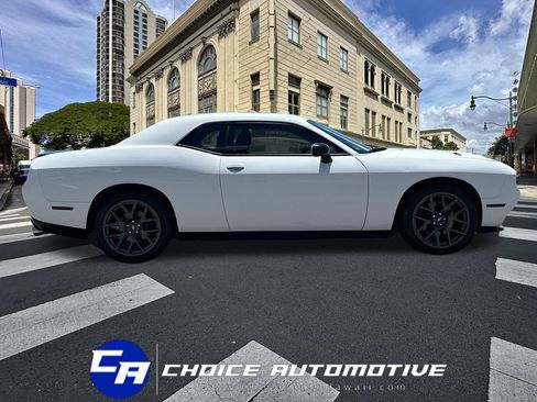 Used 2018 Dodge Challenger R/T RWD image 9