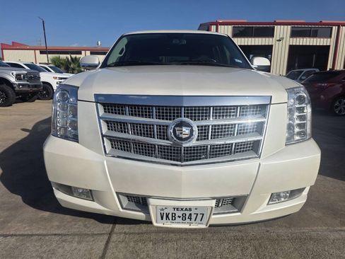 Used 2012 Cadillac Escalade Platinum RWD image 2