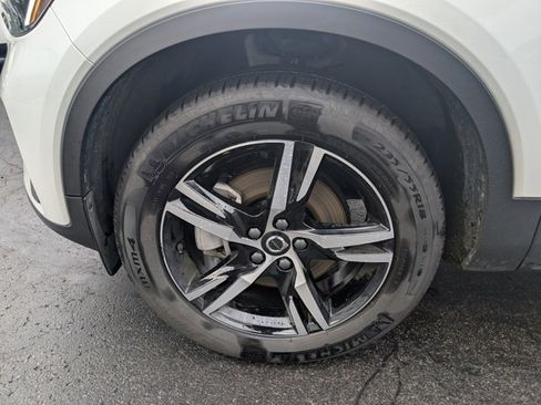 Used 2025 Volvo XC40 B5 Core image 10