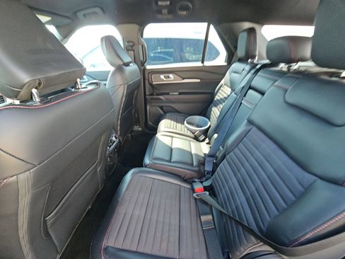 Used 2025 Ford Explorer ST-Line w/ ST-Line Street Pack image 13