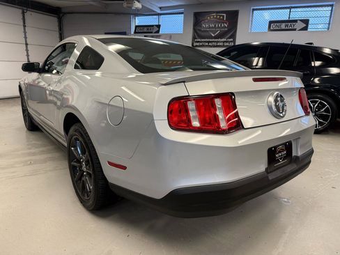 Used 2010 Ford Mustang Coupe image 4