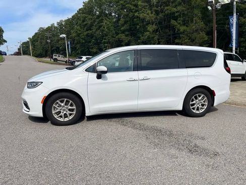 Used 2023 Chrysler Pacifica Touring-L FWD image 38