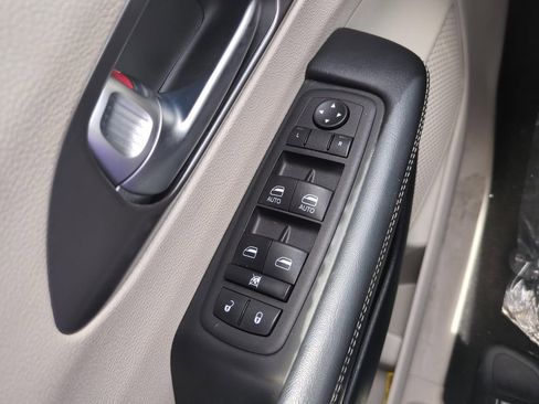 Used 2023 Chrysler Pacifica Touring-L FWD image 18