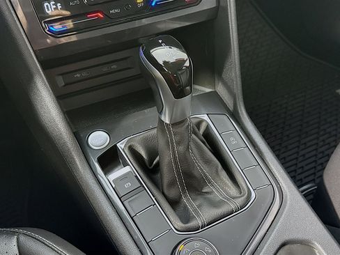 Used 2022 Volkswagen Tiguan SE image 19