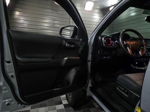 Used 2021 Toyota Tacoma TRD Sport w/ Technology Package AWD/4WD image 33