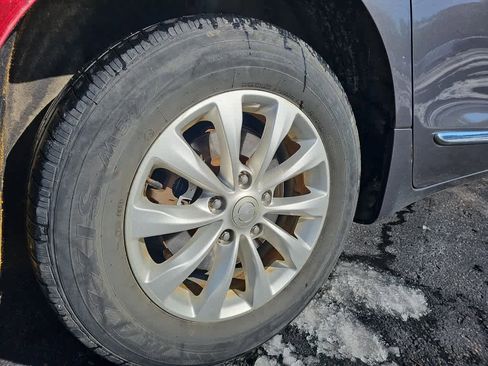 Used 2017 Chrysler Pacifica Touring-L image 11