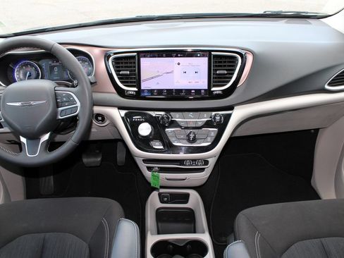 Used 2024 Chrysler Voyager LX FWD image 7