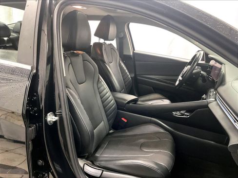 Used 2022 Hyundai Elantra Limited image 11