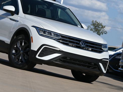 Used 2023 Volkswagen Tiguan SE w/ Panoramic Sunroof Package FWD image 36