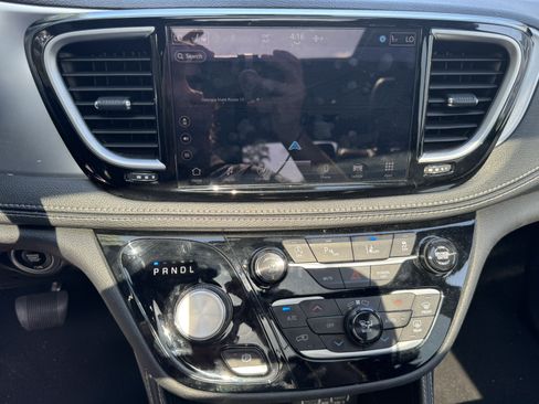 Used 2025 Chrysler Pacifica Limited FWD image 28