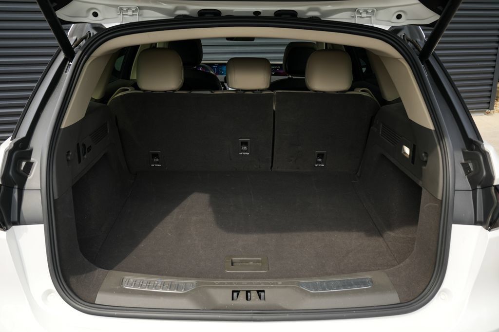 Used 2025 Lincoln Nautilus Premier AWD/4WD image 18