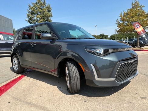 Used 2025 Kia Soul LX w/ LX Technology Package FWD image 4