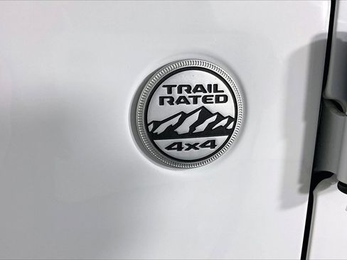 Used 2018 Jeep Wrangler Unlimited Sahara image 7