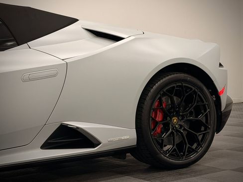 Used 2024 Lamborghini Huracan EVO image 11