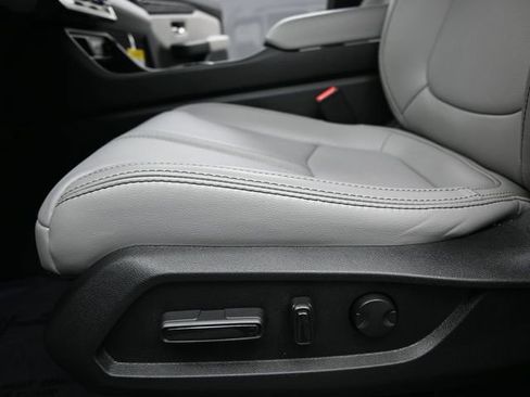 Used 2025 Honda Pilot Touring image 11