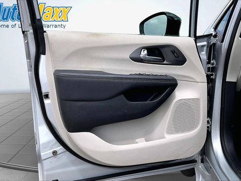 Used 2024 Chrysler Pacifica Touring-L FWD image 19