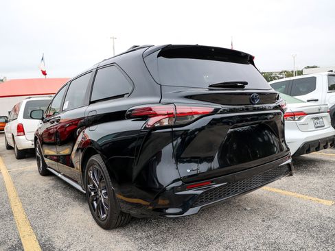 Used 2025 Toyota Sienna XSE w/ XSE Plus Package FWD image 9