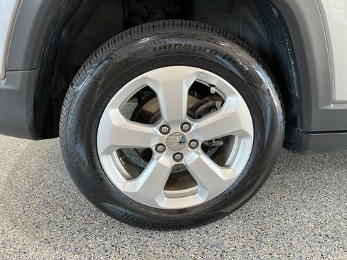 Used 2019 Jeep Compass Latitude FWD image 33