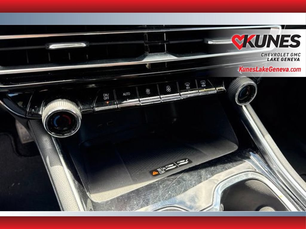 Used 2024 Chevrolet Traverse LT FWD image 16
