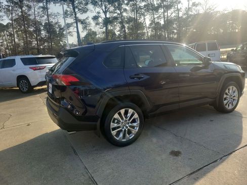 Used 2022 Toyota RAV4 XLE Premium image 8