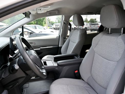 Used 2021 Toyota Sienna LE image 17