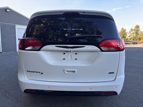 Used 2020 Chrysler Pacifica Touring-L image 3