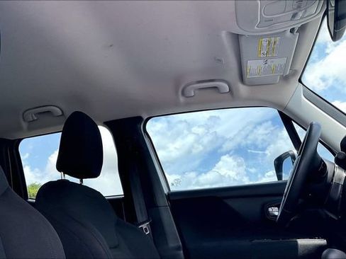 Used 2020 Jeep Renegade Latitude w/ LED Lighting Group AWD/4WD image 25