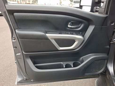 Used 2017 Nissan Titan SV image 13