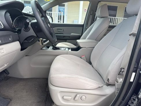 Used 2017 Kia Sedona LX image 26