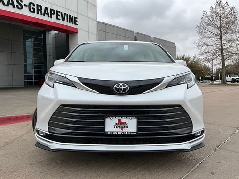 New 2026 Toyota Sienna Limited image 3