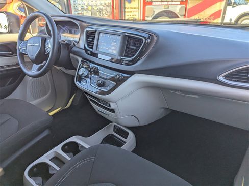 Used 2022 Chrysler Voyager LX image 12