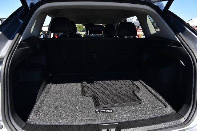 Used 2025 Volkswagen Tiguan SE AWD/4WD image 24