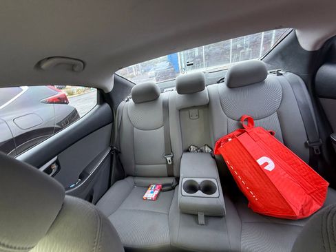 Used 2014 Hyundai Elantra SE FWD image 16